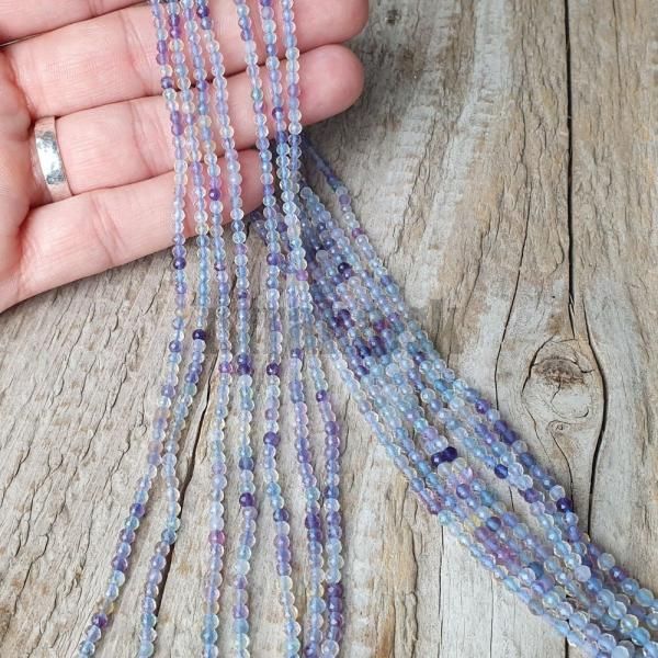 koralky-z-mineralu-fluorit-3mm-brusene-fazetovane-leskle-zelene-fialove-cire-blede-pastel
