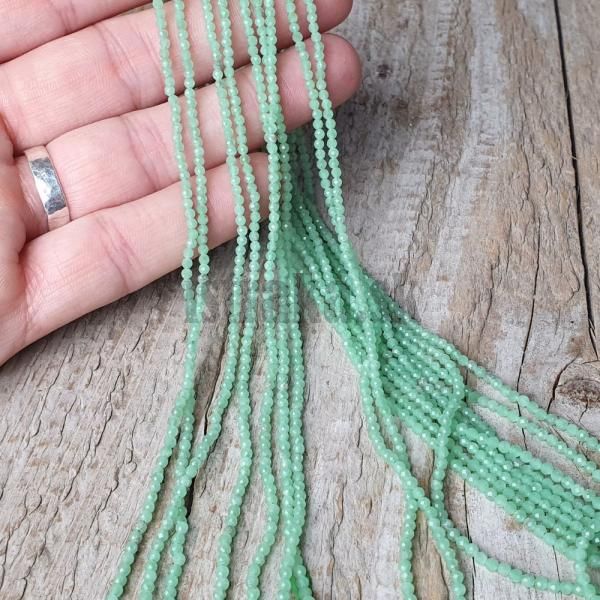 koralky-z-mineralu-angelit-zeleny-2,5mm-brusene-fazetovane-leskle-svetlozelene-minigoralk