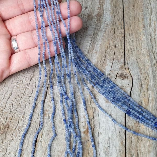 koralky-z-mineralu-avanturin-modry-2,5mm-brusene-fazetovane-leskle-modre-sive-minigoralky-