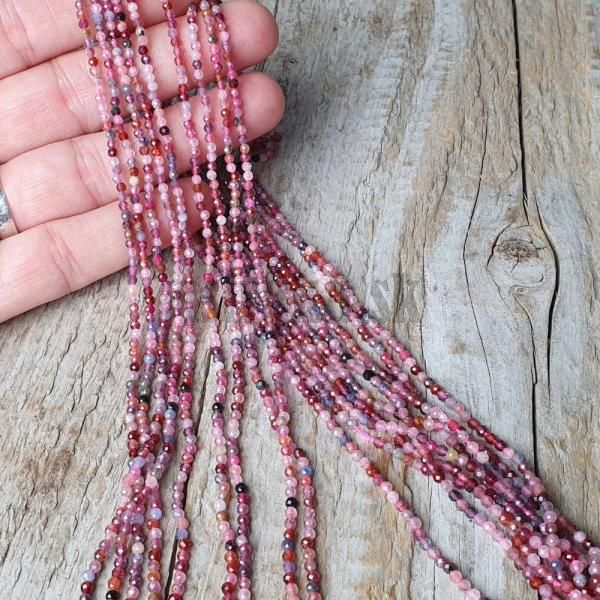 koralky-z-mineralu-spinel-mix-farieb-2,5mm-brusene-fazetovane-leskle-ruyove-cervene-bordo