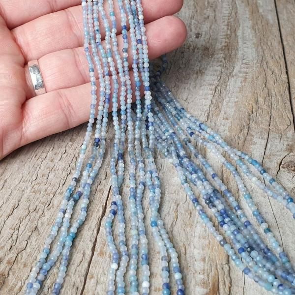 koralky-z-mineralu-opal-modry-2,5mm-brusene-fazetovane-leskle-modre-belase-biele-goralky