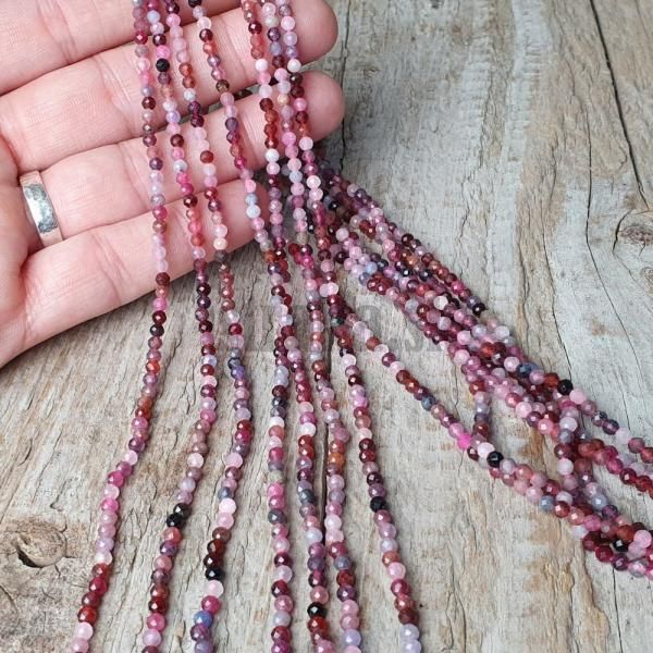 koralky-z-mineralu-spinel-mix-farieb-3mm-brusene-fazetovane-leskle-ruyove-cervene-bordove