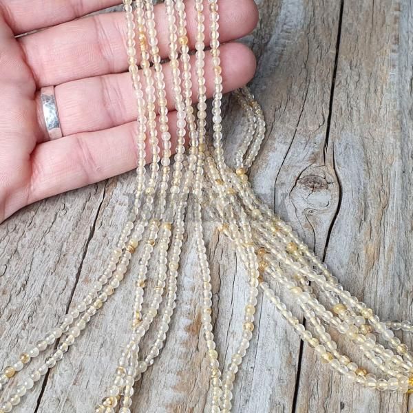 koralky-z-mineralu-kristal-so-zlatym-rutilom-3mm-nebrusene-hladke-leskle-cire-zlate-zlte-