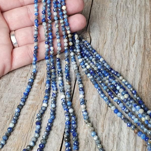 koralky-z-prirodneho-mineralu-lapis-lazuli-4mm-leskle-brusene-fazetovane-strakate-modre-b