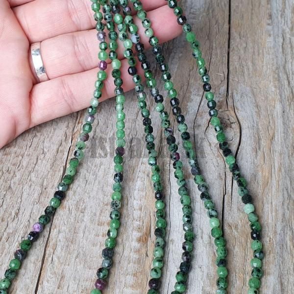 koralky-z-mineralu-rubin-v-zoisite-4mm-bruseny-sudok-fazetovany-leskle-zelenocierne-strak