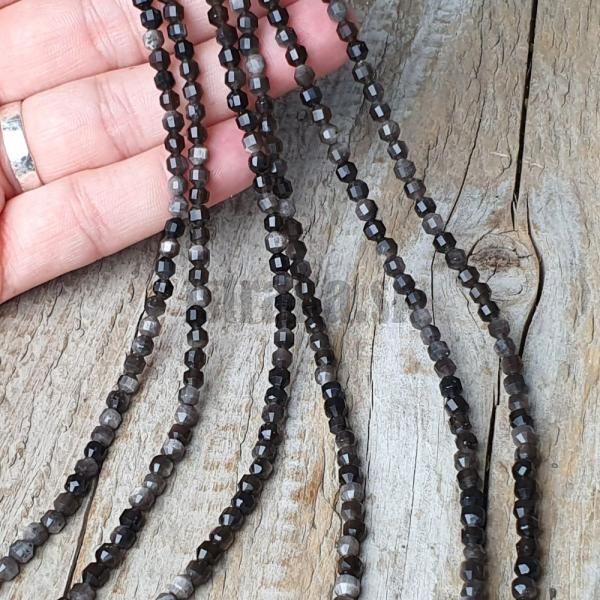 koralky-z-mineralu-obsidian-strieborny-4mm-bruseny-sudok-fazetovany-leskle-cierne-striebo