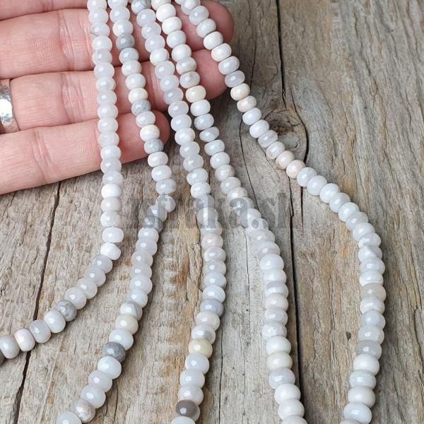 koralky-z-mineralu-achat-biely-4x6mm-tucne-rondelky-leskle-hladke-sedobiele-sive-mliecne-