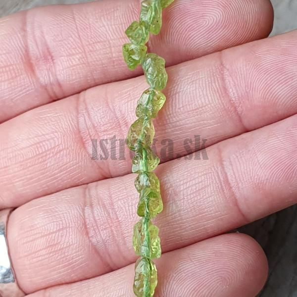 naramok-z-mineralu-olivin-surove-nugety-6x8mm-elasticky-leskly-zeleny-zaujimavy-na-gumick