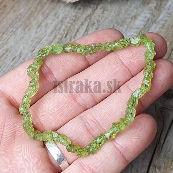 naramok-z-mineralu-olivin-surove-nugety-6x8mm-elasticky-leskly-zeleny-zaujimavy-na-gumic