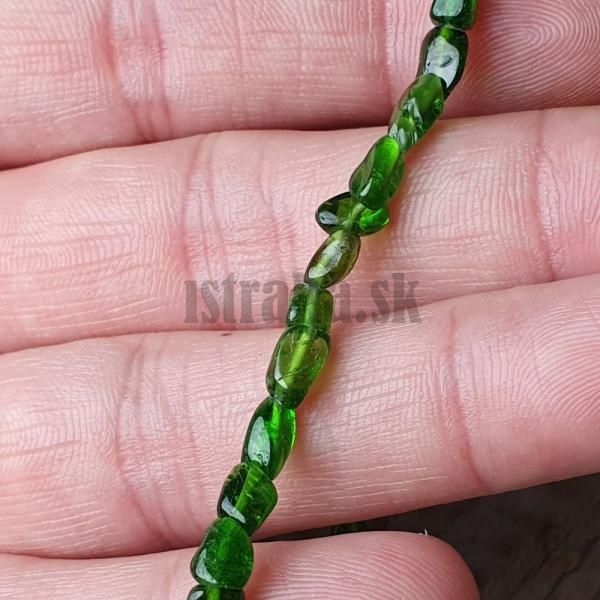 naramok-z-mineralu-diopsid-nugety-6x8mm-elasticky-leskly-zeleny-zaujimavy-na-gumicke-dam