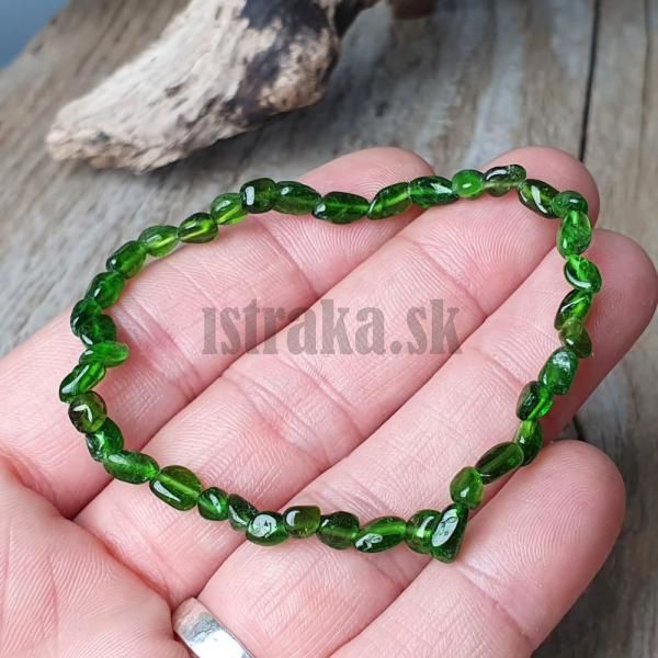 naramok-z-mineralu-diopsid-nugety-6x8mm-elasticky-leskly-zeleny-zaujimavy-na-gumicke-dams
