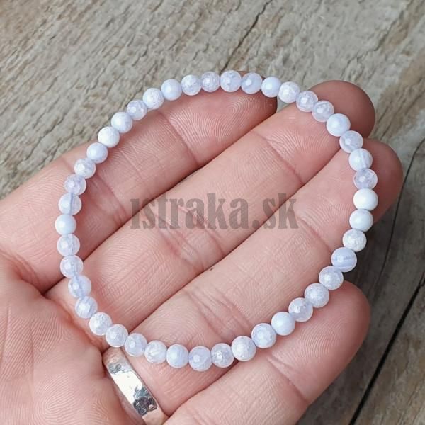 naramok-z-mineralu-chalcedon-4mm-elasticky-leskly-belasy-svetlomodry-modrobiely-damsky