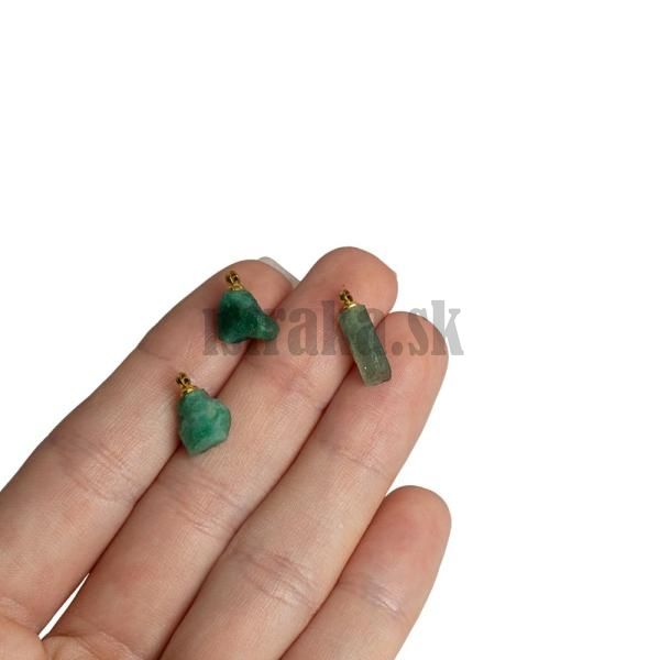 4022-smaragd-surovy-miniprivesok-so-zlatym-ockom-2