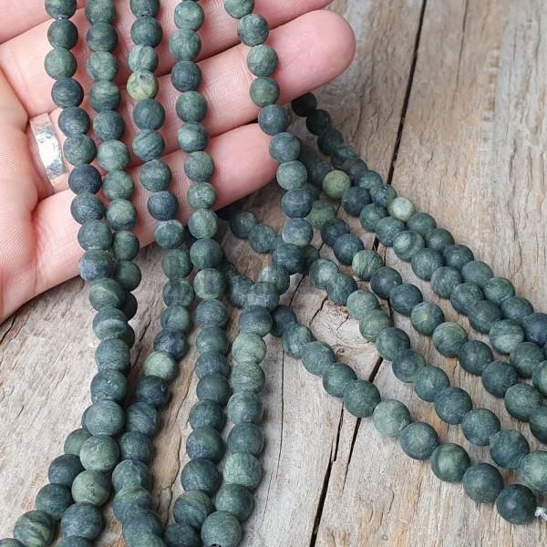 goralky-z-prirodneho-mineralu-jadeit-taiwan-nefrit-6mm-matne-hladke-nebrusene-zelene-