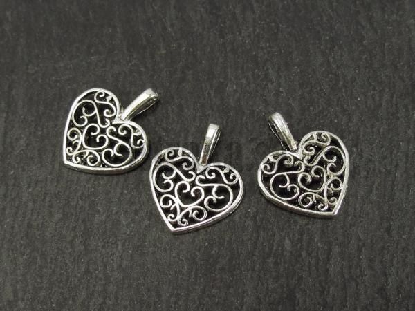 Srdce s ornamentom prvesok starostrieborn ploch 2 ks
