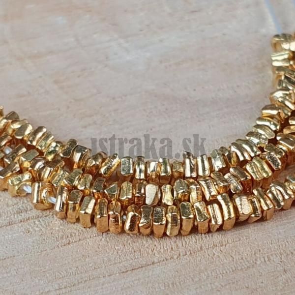 koralky-1x2mm-malinke-zo-striebra-ag925-pozlatene-leskle-nepravidelne-mini-hranate-minig