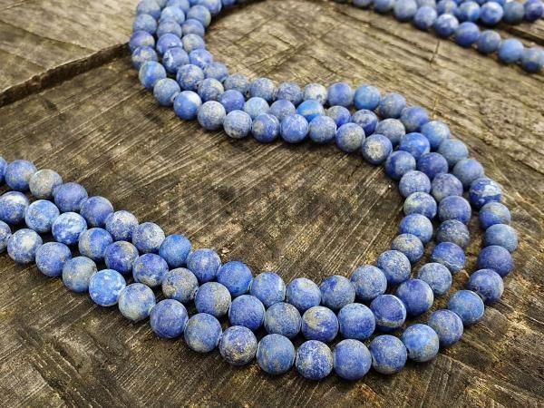 koralky-lapis-lazuli-matne-modre-so-zlatym-6mm