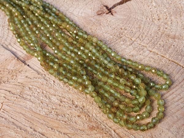 goralky-z-olivinu-brusene-malinke-leskle-cire-gulicky-3mm-zelene