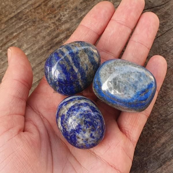 kamienok-z-mineralu-lapis-lazuli-modry-so-zlatou-kresbou-bez-dierky-leskly-dekoracia