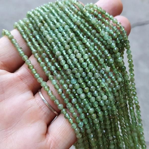 leskle-zelene-koralky-z-mineralu-apatit-zeleny-brusene-3mm-fazetovane-na-vyrobu-naramkov-