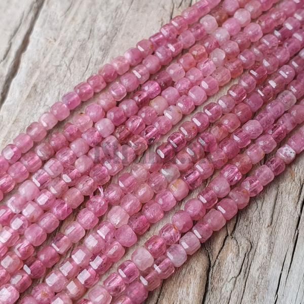 Turmalín ružový korálky 2,5mm kocky brúsené polšnúra