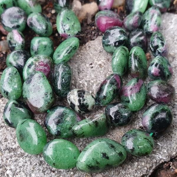 Rubn v zoisite korlky nugety 10x8mm polnra