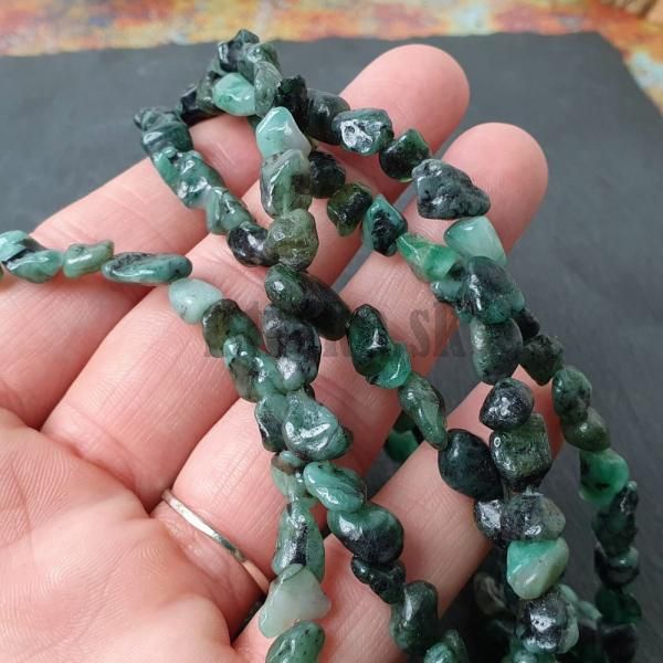koralky-z-mineralu-smaragd-nugety-nepravidelne-8x10mm-leskle-cierne-zelene-tyrkysove