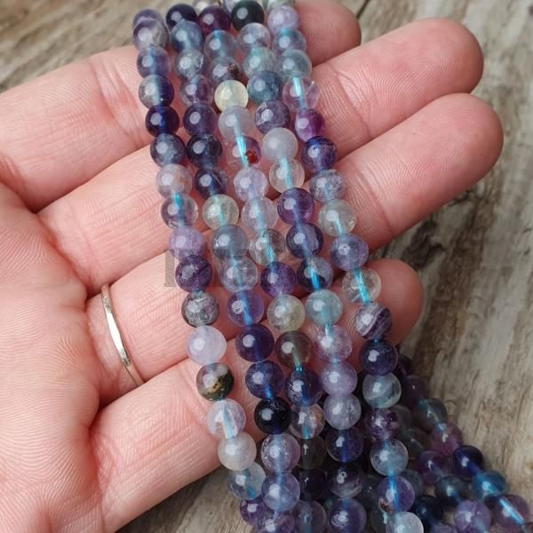 koralky-z-prirodneho-mineralu-fluorit-6mm-leskle-hladke-farebne-nebrusene-goralky-fialove-
