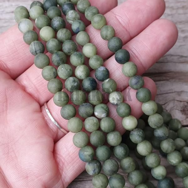 goralky-z-prirodneho-mineralu-jadeit-taiwan-nefrit-6mm-matne-hladke-nebrusene-zelene-