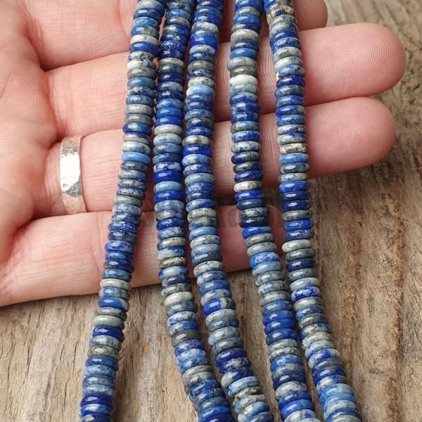 koralky-z-prirodneho-mineralu-lapis-lazuli-rondelky-uzke-leskle-6x2mm-sedomodre-goralky-