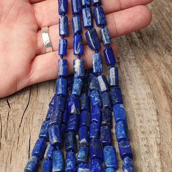 koralky-lapis-lazuli-valceky-leskle-nepravidelne-modre-goralky-modrobiele-na-naramok