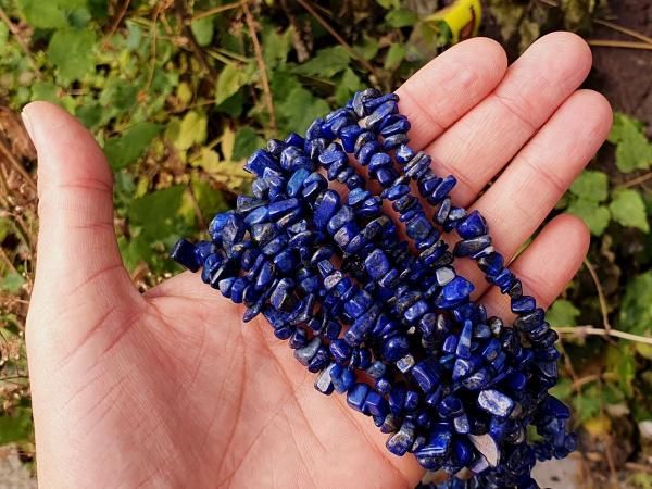 goralky-zlomky-lapis-lazuli-tromlovane-tmavomodre-leskle-oble-nepravidelne