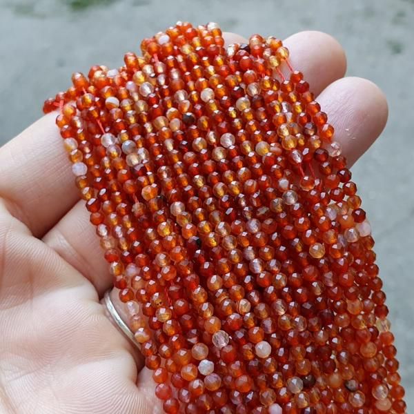 minikoralky-z-mineralu-karneol-rozne-odtiene-cervenej-oranzovej-3mm-brusene-leskle-na-nara