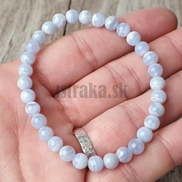 naramok-chalcedon-prirodny-belasy-modry-modrobiely-6mm-leskly-elasticky-ako-darcek