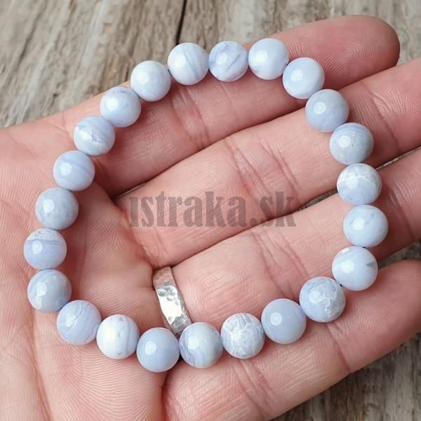 naramok-z-prirodneho-chalcedonu-8mm-modry-modrobiely-s-kresbou-leskly-na-gumicke-idealny-