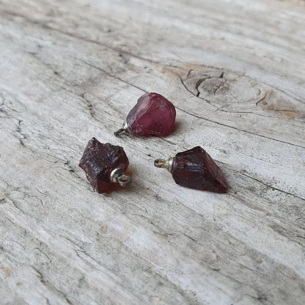 bordovy-privesok-zo-suroveho-granatu-so-striebornym-zavesom-ag925-neopracovany-surovy-kame