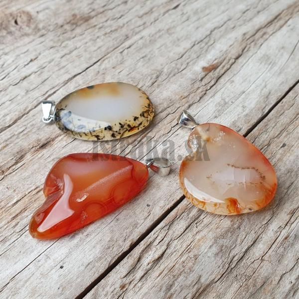 privesok-mineral-achat-slza-nepravidelna-leskla-hnedooranzova-leskly-obly-na-nahrdelnik-